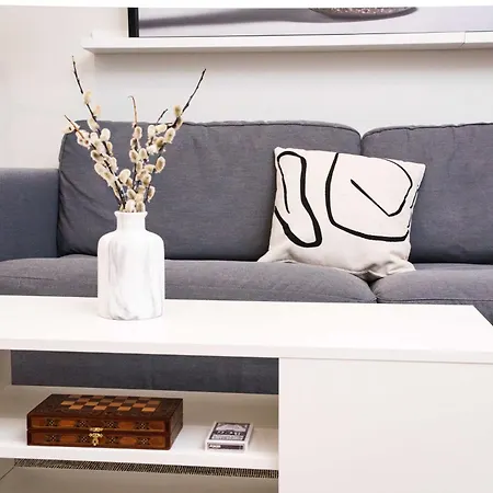 Stylish And Cozy In Center